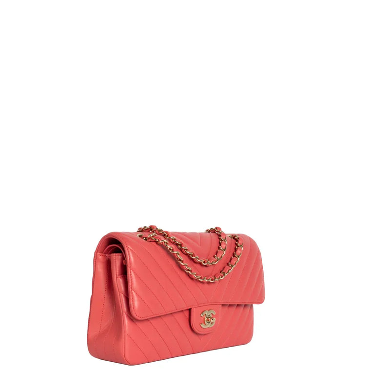 sac de seconde main timeless chanel  en cuir rose  côté