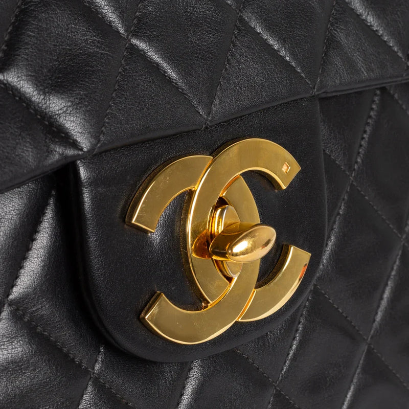 sac de seconde main timeless chanel  en cuir noir  défaut 1