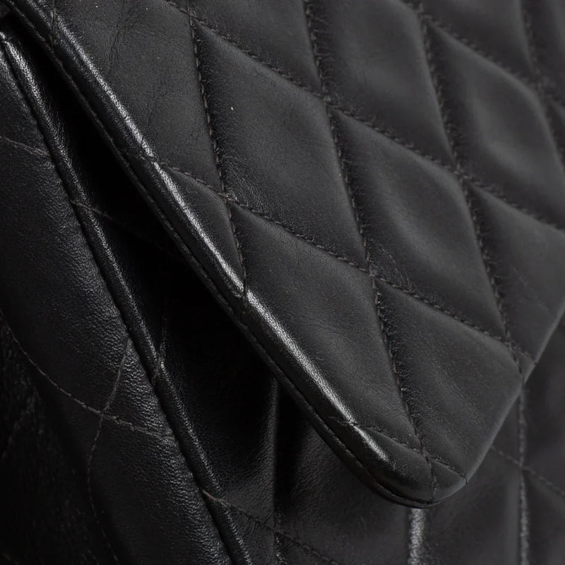 sac de seconde main timeless chanel  en cuir noir  défaut 2