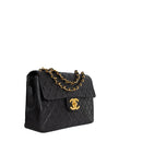 sac de seconde main timeless chanel  en cuir noir  côté