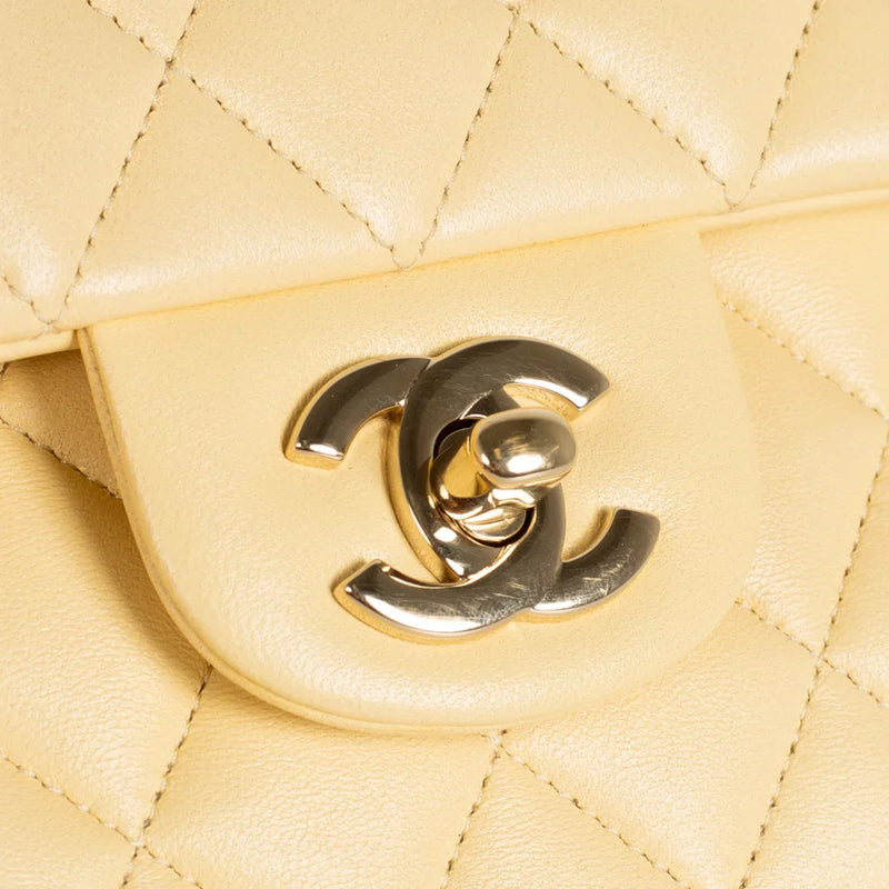 sac de seconde main timeless chanel  en cuir jaune  défaut 1