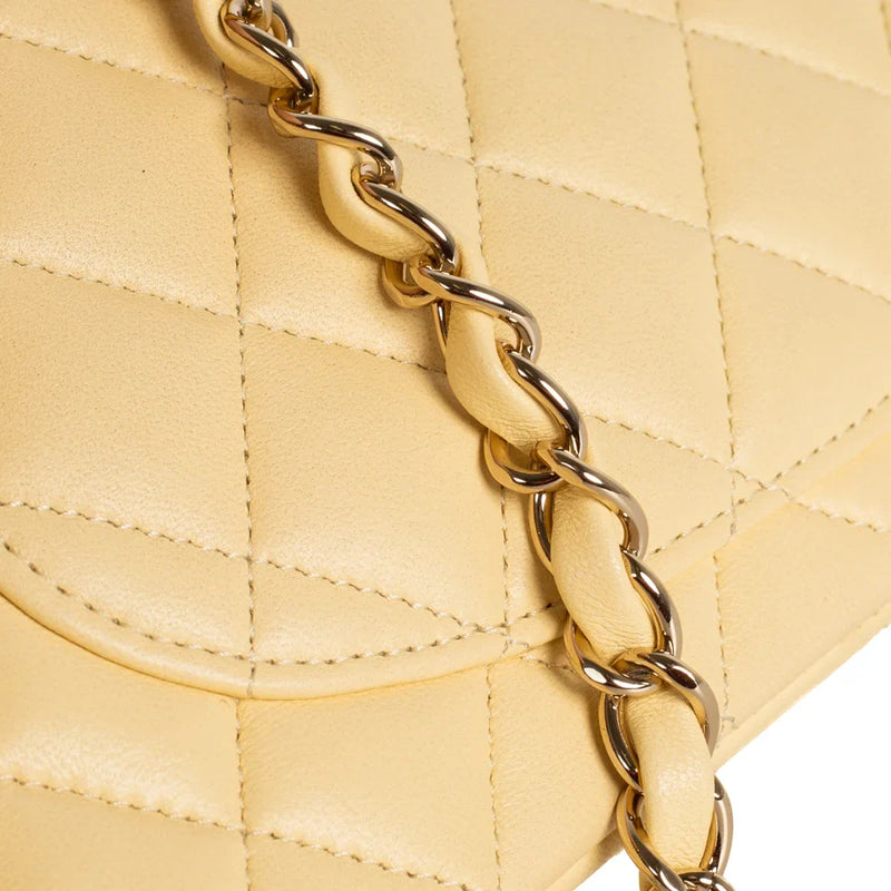 sac de seconde main timeless chanel  en cuir jaune défaut 3