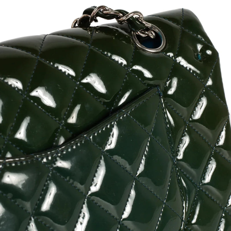 sac de seconde main timeless chanel  en cuir verni vert défaut 2