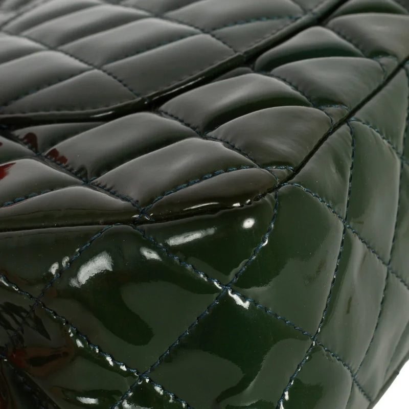 sac de seconde main timeless chanel  en cuir verni vert coin 2