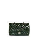 sac de seconde main timeless chanel  en cuir verni vert face