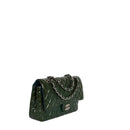 sac de seconde main timeless chanel  en cuir verni vert côté