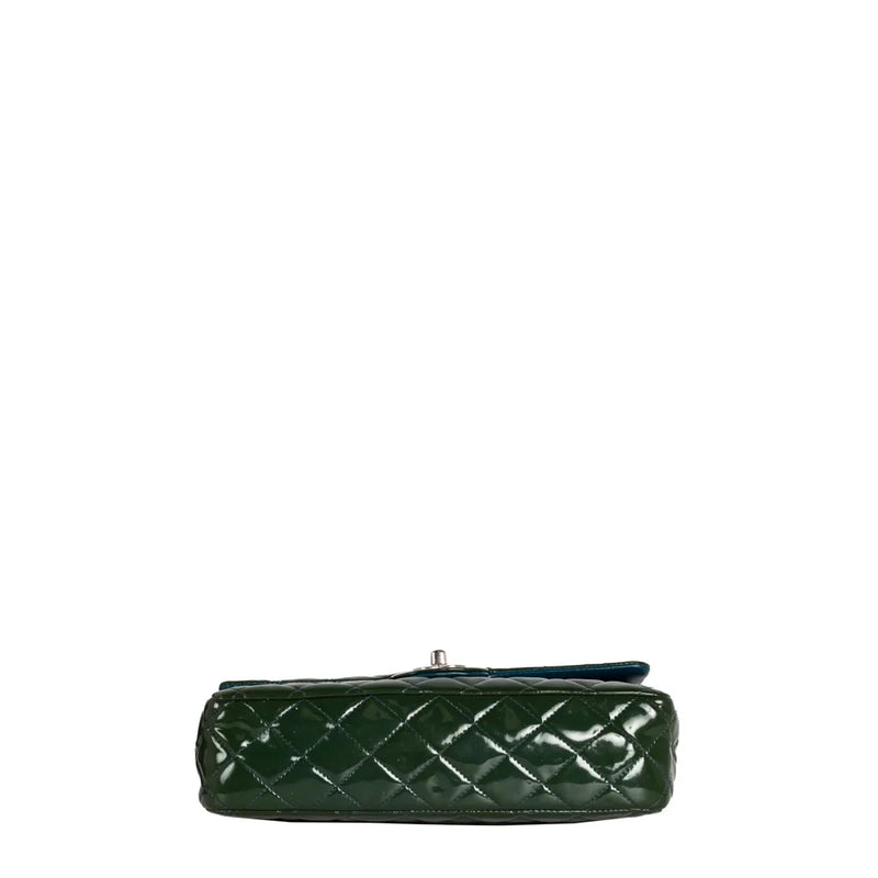 sac de seconde main timeless chanel  en cuir verni vert dessous