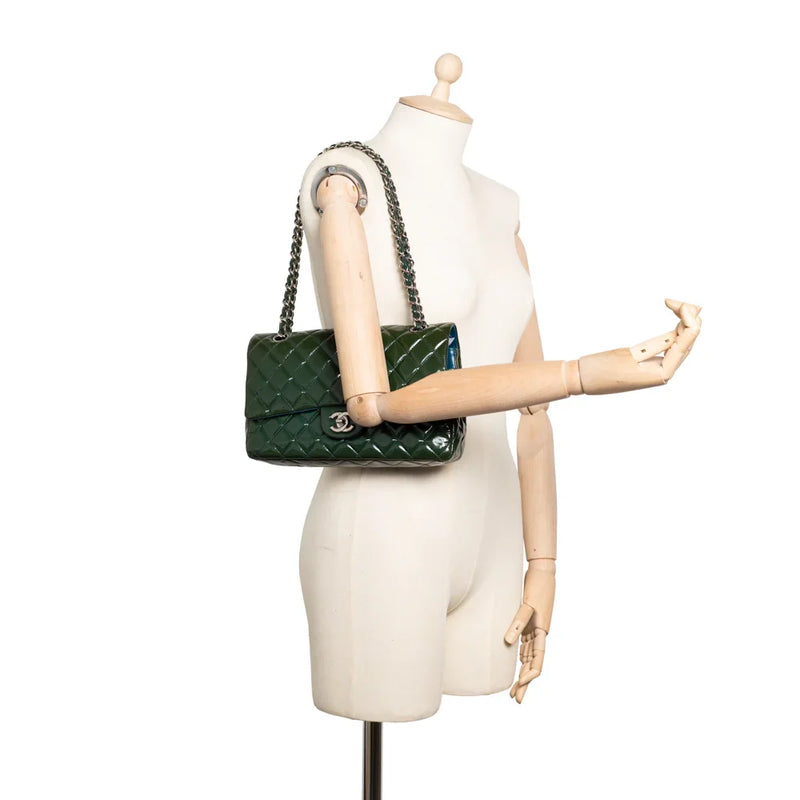 sac de seconde main timeless chanel  en cuir verni vert porté 1