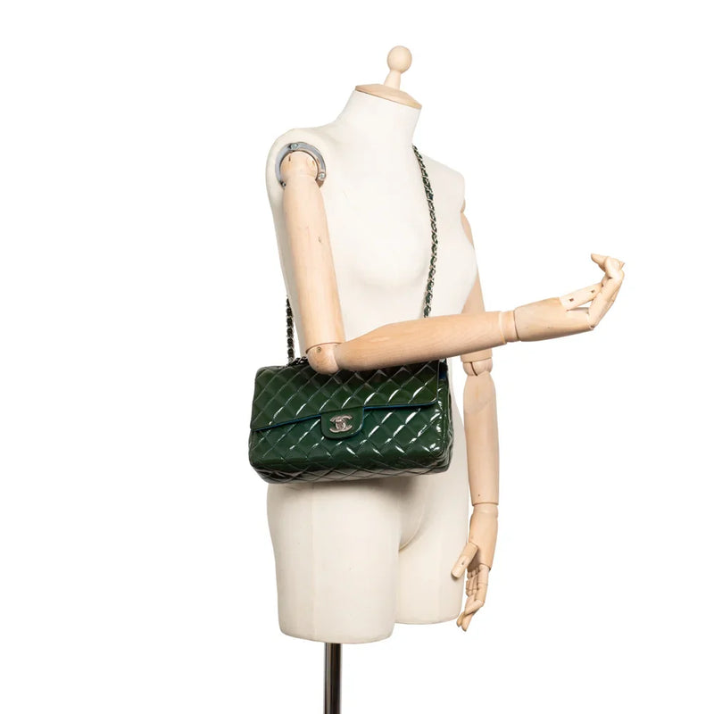 sac de seconde main timeless chanel  en cuir verni vert porté 2