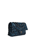 sac de seconde main timeless chanel  en sequins bleu côté