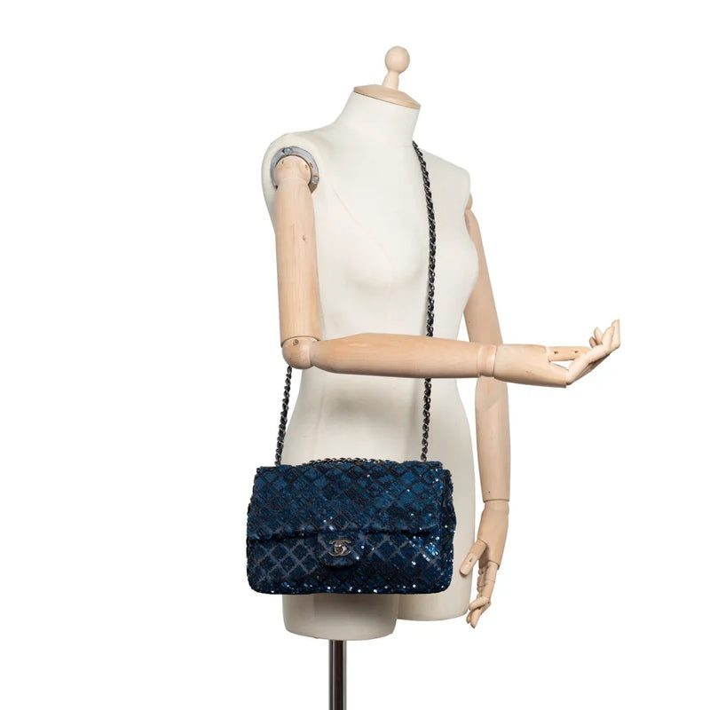 sac de seconde main timeless chanel  en sequins bleu porté 2