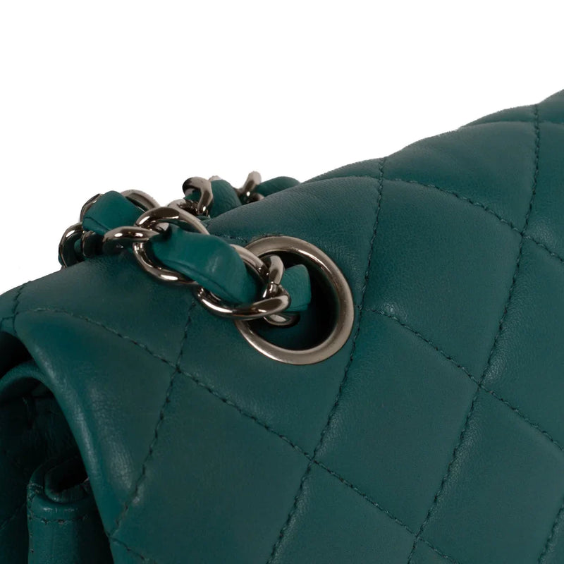 sac de seconde main timeless chanel  en cuir bleu défaut 2