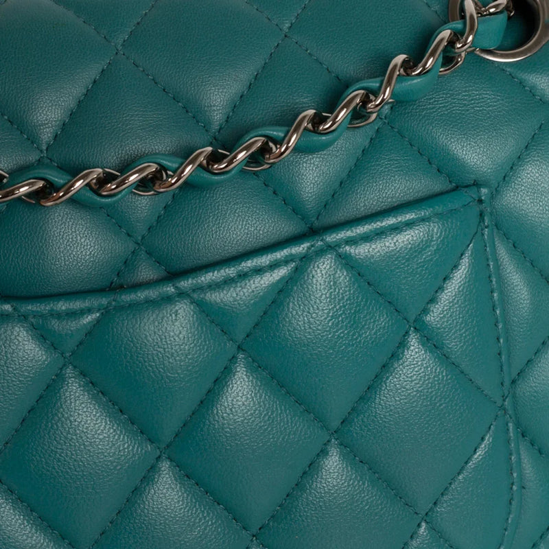 sac de seconde main timeless chanel  en cuir bleu défaut 3