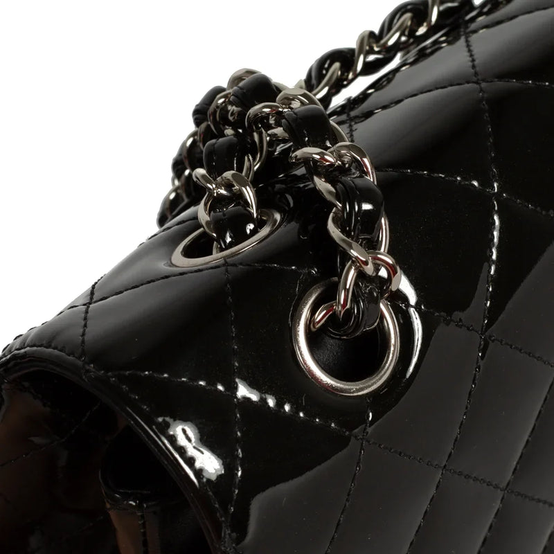 sac de seconde main timeless  chanel  en cuir verni noir défaut 2