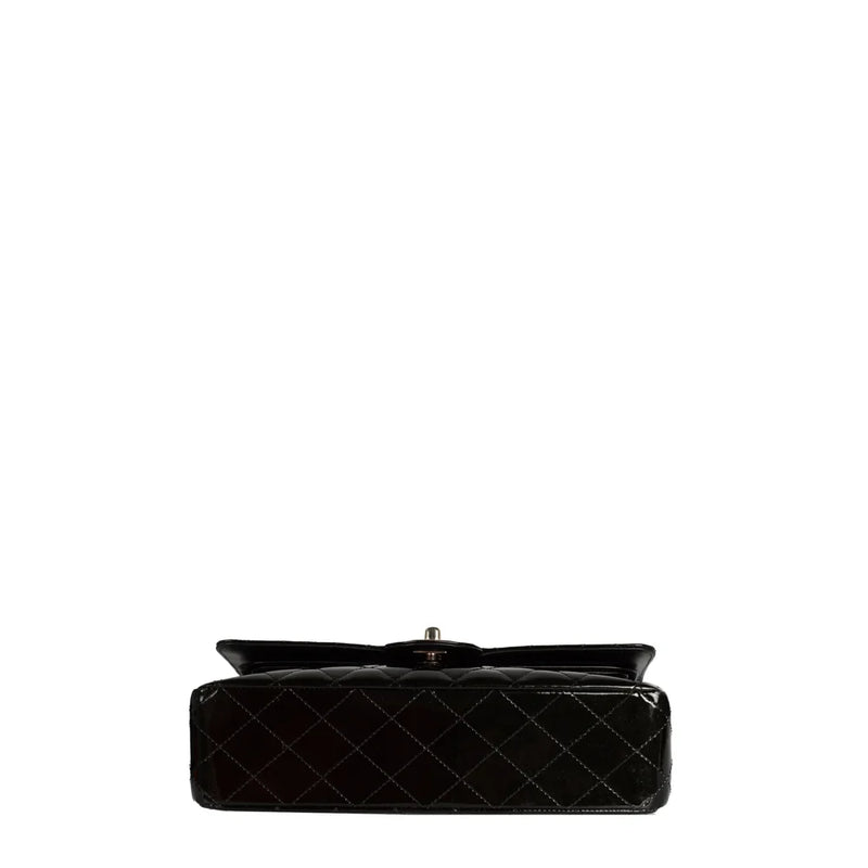 sac de seconde main timeless  chanel  en cuir verni noir dessous