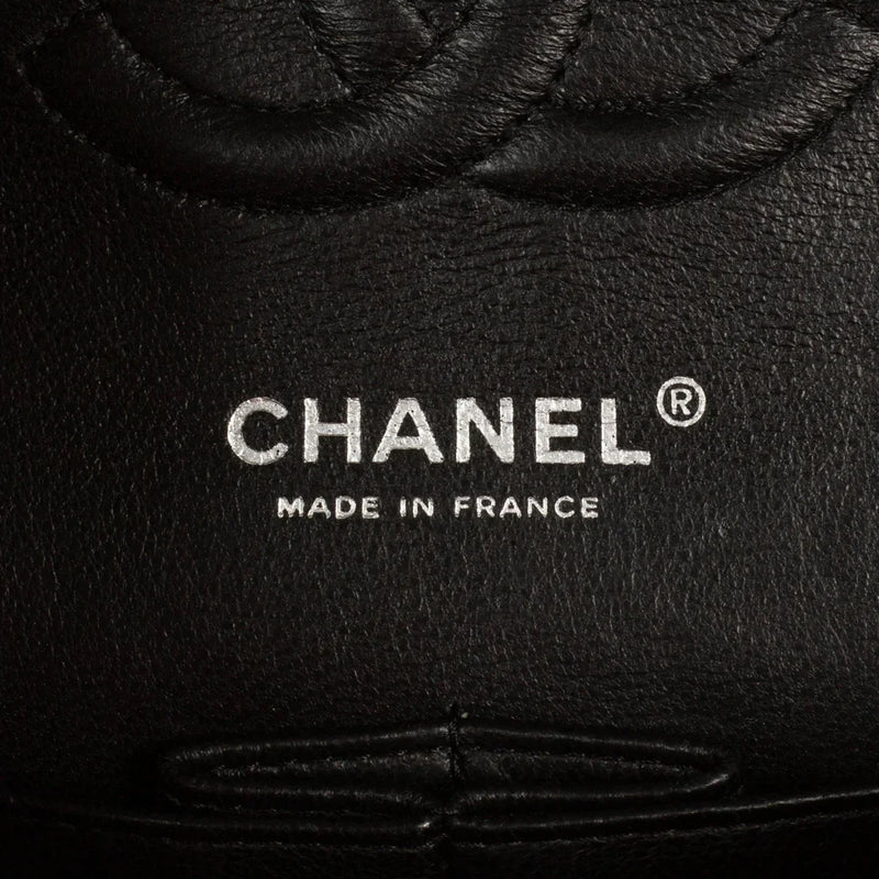 sac de seconde main timeless  chanel  en cuir verni noir label