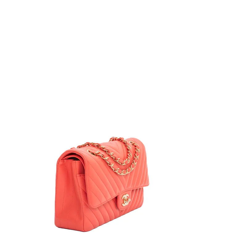 sac de seconde main timeless chanel  en cuir rose côté