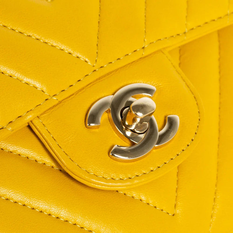 sac de seconde main timeless chanel en cuir jaune défaut 2