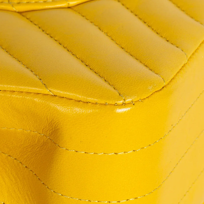 sac de seconde main timeless chanel en cuir jaune coin