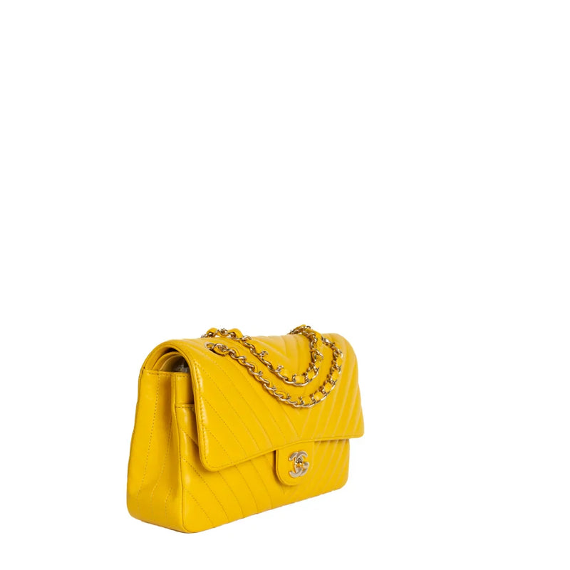 sac de seconde main timeless chanel en cuir jaune côté