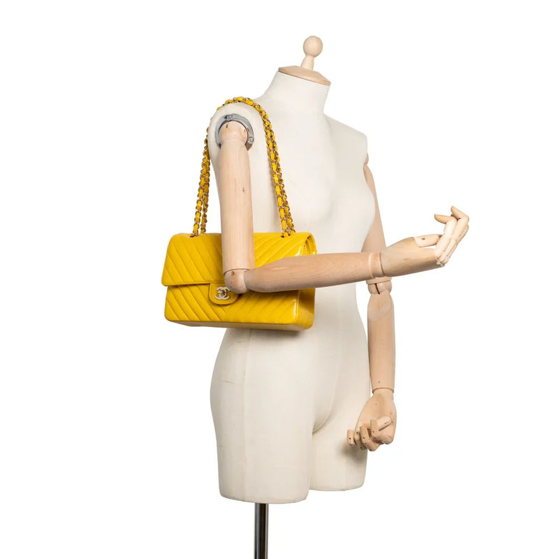 sac de seconde main timeless chanel en cuir jaune porté 1