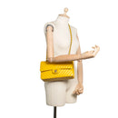 sac de seconde main timeless chanel en cuir jaune porté 2