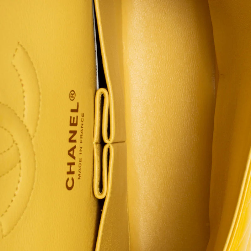 sac de seconde main timeless chanel en cuir jaune intérieur