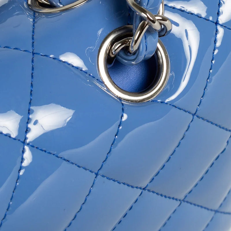 sac de seconde main timeless chanel en cuir verni bleu défaut 2