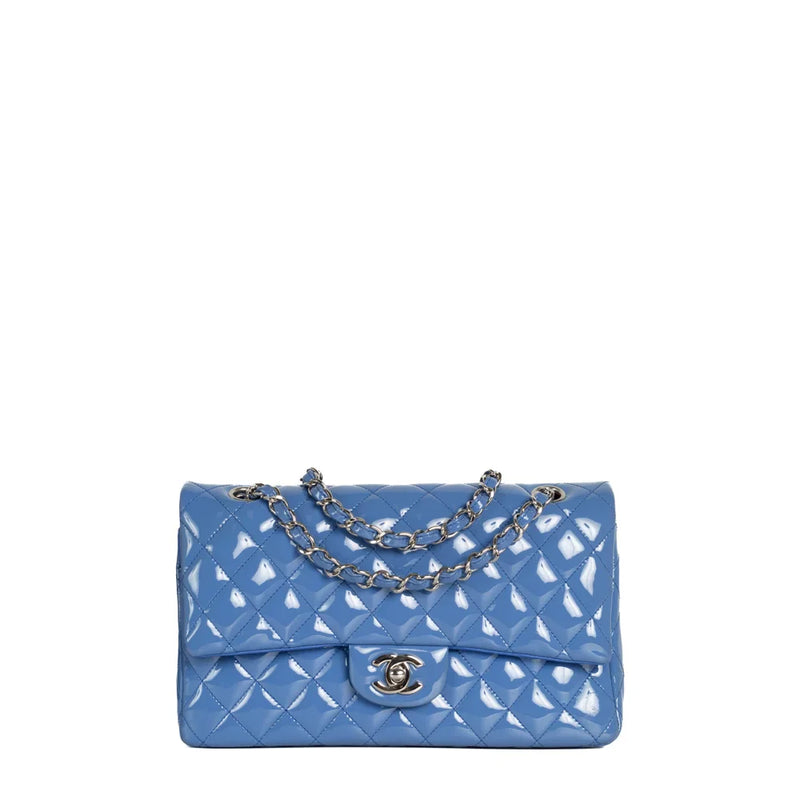 sac de seconde main timeless chanel en cuir verni bleu face