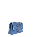 sac de seconde main timeless chanel en cuir verni bleu côté