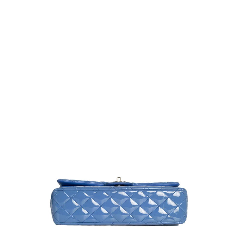 sac de seconde main timeless chanel en cuir verni bleu bas