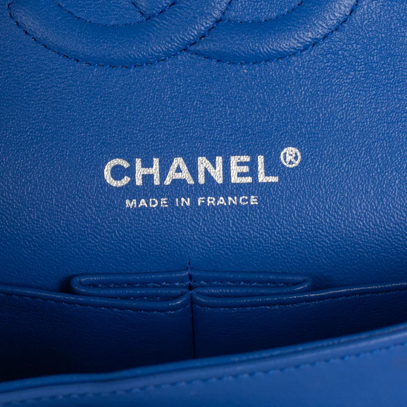 sac de seconde main timeless chanel en cuir verni bleu label