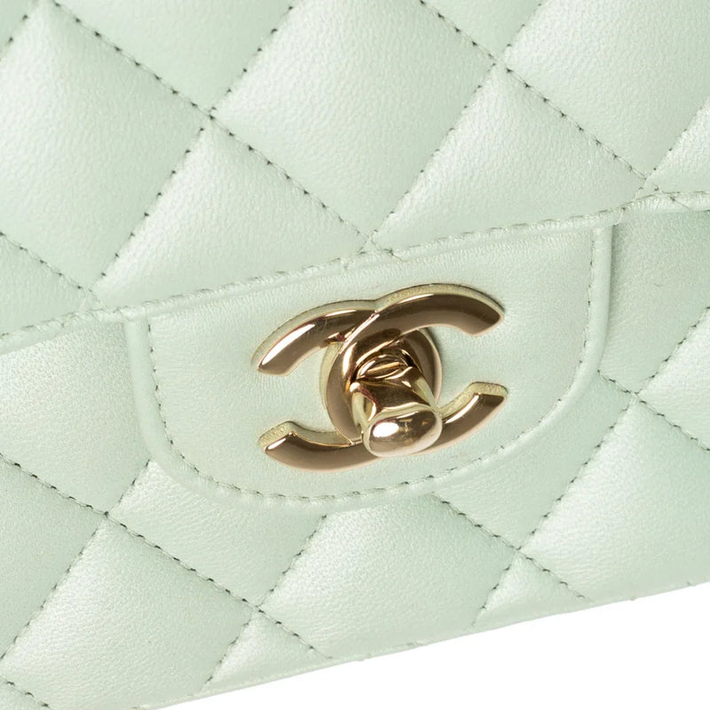 sac de seconde main timeless chanel  en cuir vert défaut 1