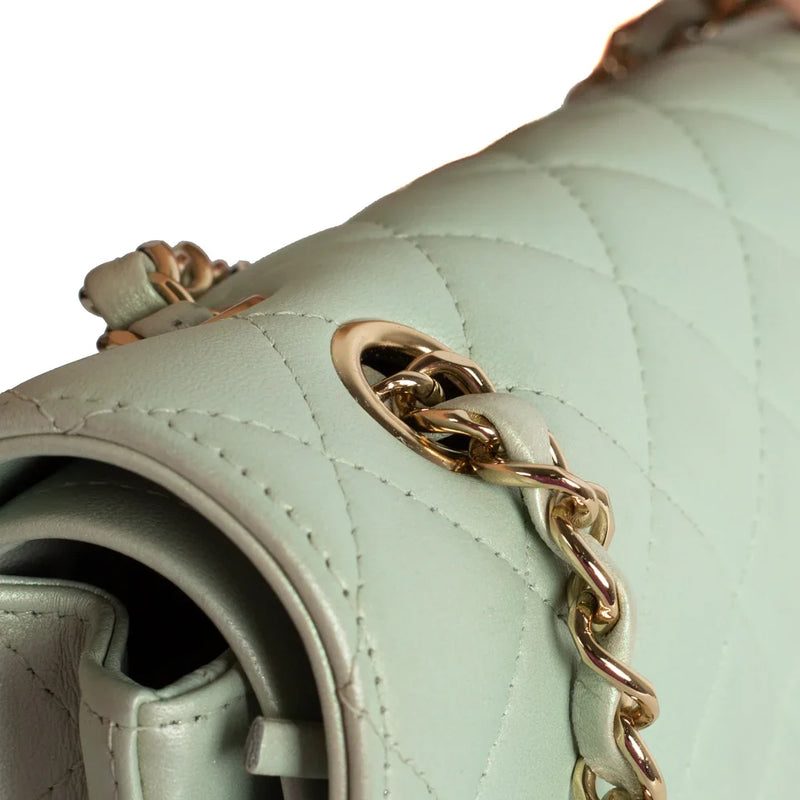 sac de seconde main timeless chanel  en cuir vert défaut 2