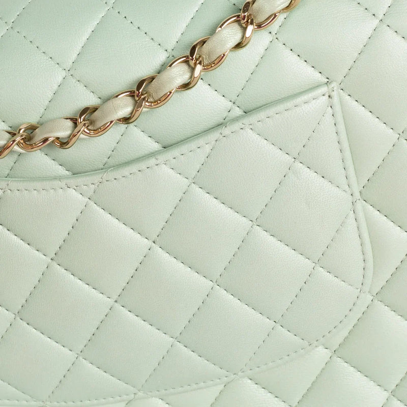 sac de seconde main timeless chanel  en cuir vert défaut 3