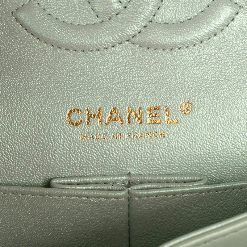 sac de seconde main timeless chanel  en cuir vert label