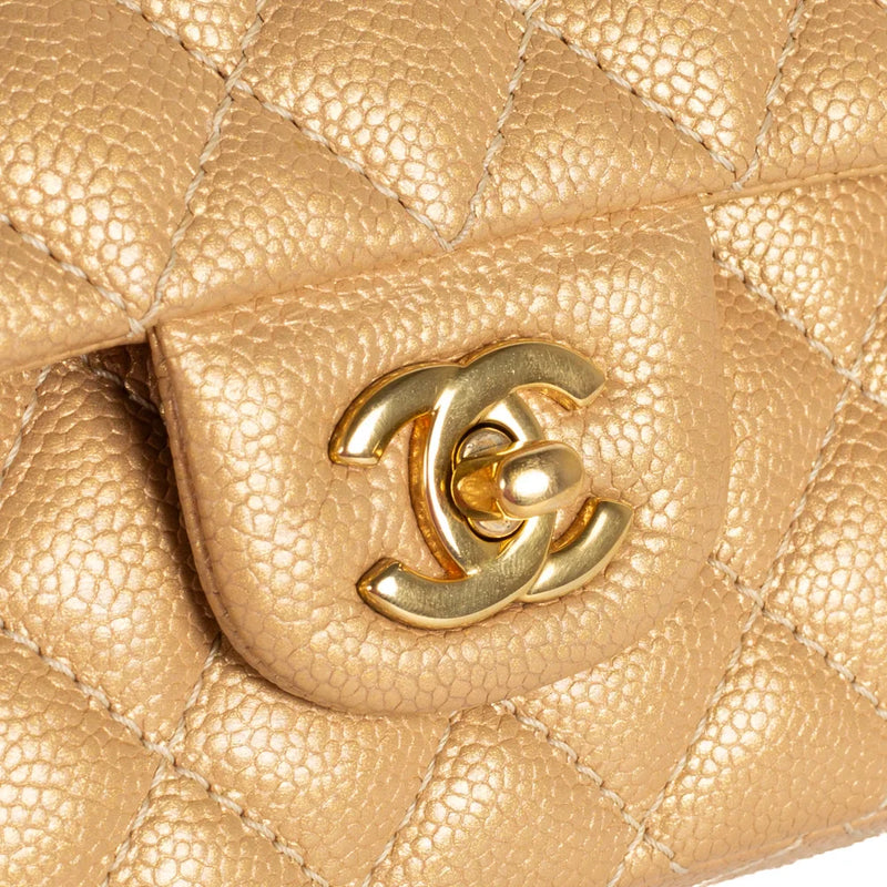 sac de seconde main timeless chanel  en cuir grainé doré défaut 1