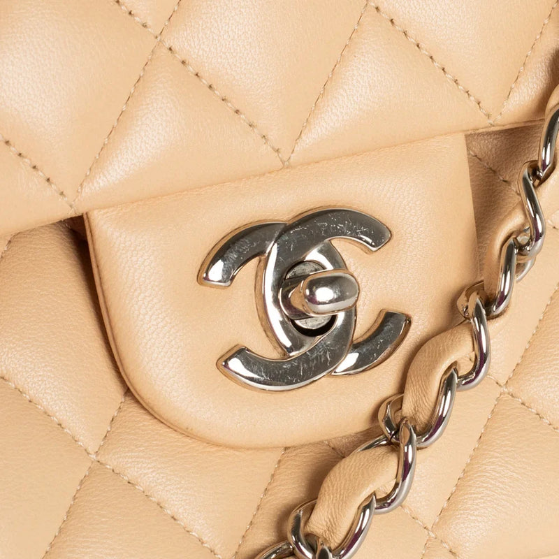 sac de seconde main timeless chanel en cuir beige défaut 2