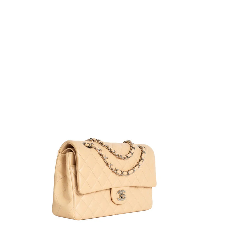 sac de seconde main timeless chanel en cuir beige côté