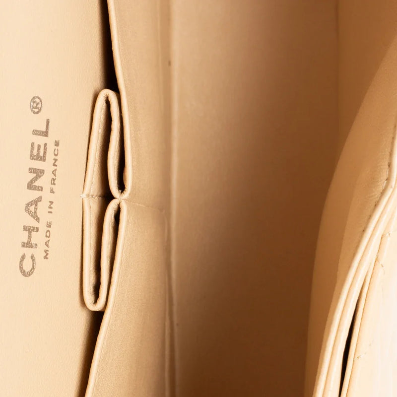 sac de seconde main timeless chanel en cuir beige intérieur