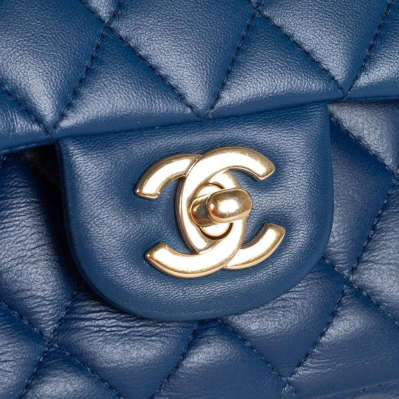 sac de seconde main timeless chanel  en cuir bleu défaut 1