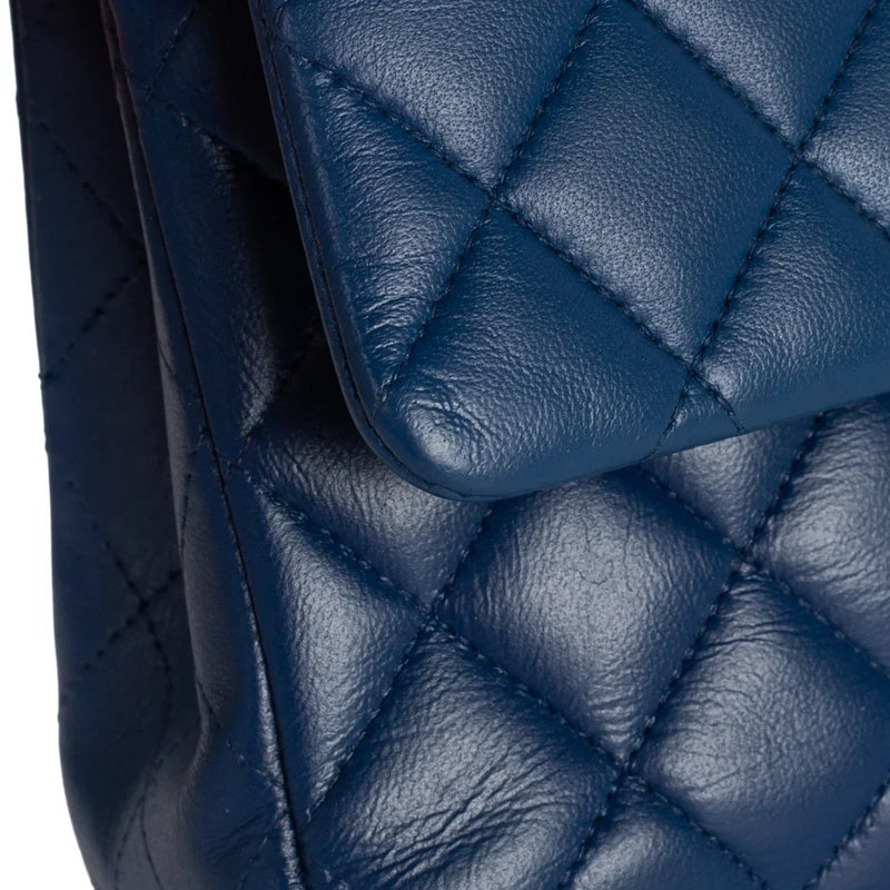 sac de seconde main timeless chanel  en cuir bleu défaut 2