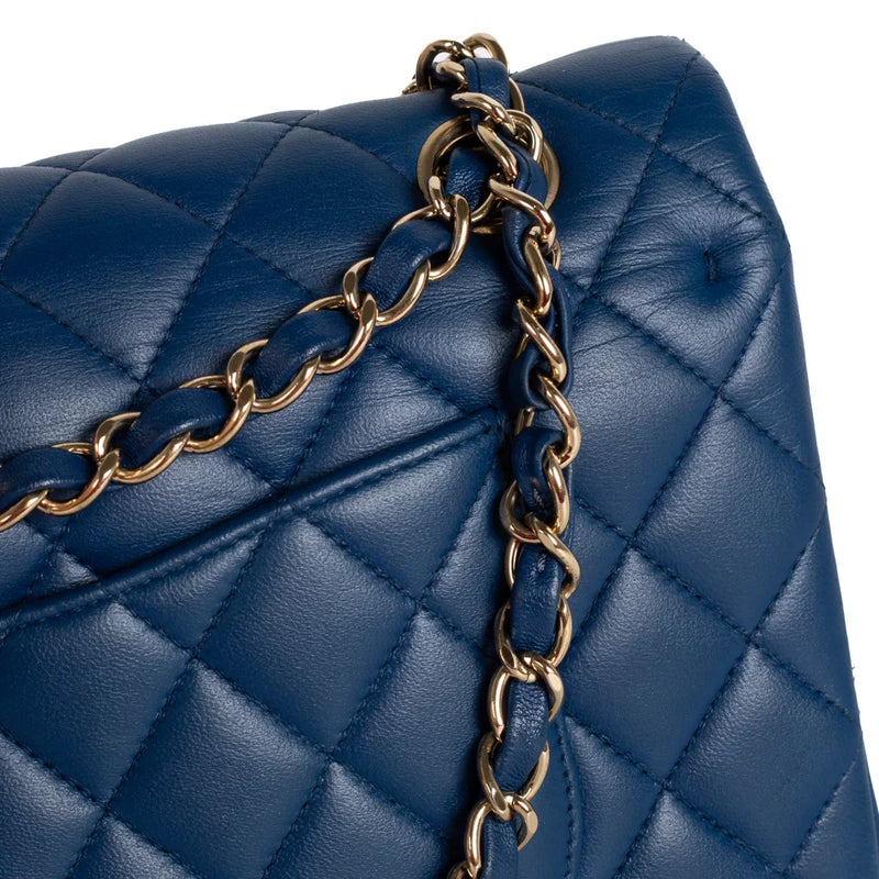 sac de seconde main timeless chanel  en cuir bleu défaut 3