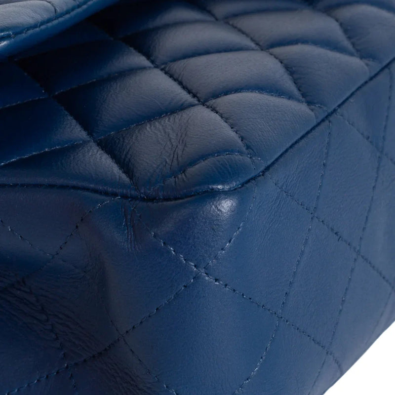 sac de seconde main timeless chanel  en cuir bleu coin 