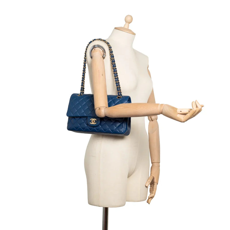 sac de seconde main timeless chanel  en cuir bleu porté 1