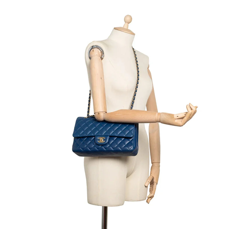 sac de seconde main timeless chanel  en cuir bleu porté 2