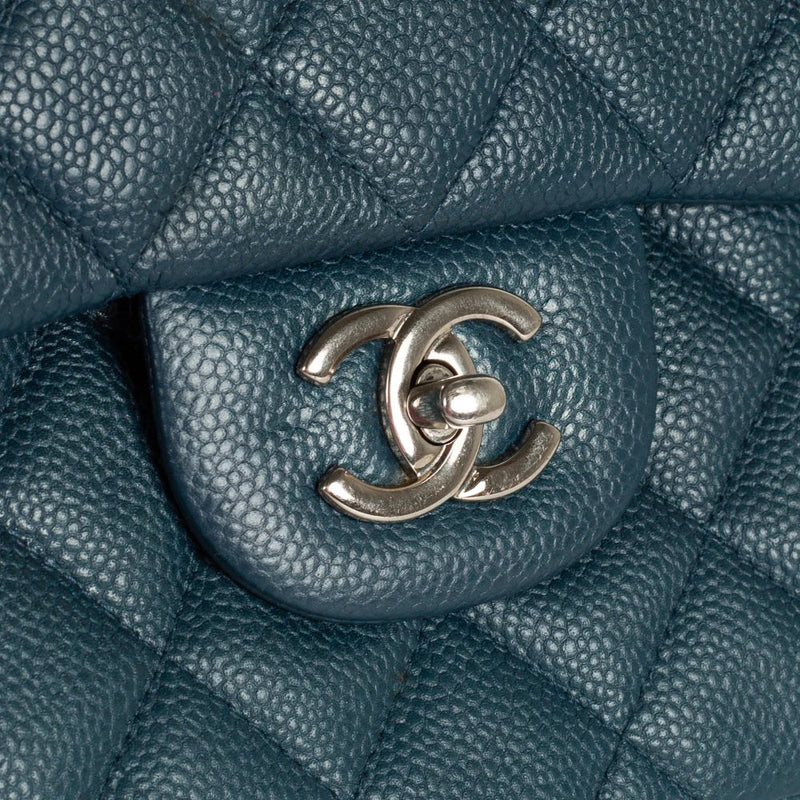 sac de seconde main timeless chanel  en cuir bleu défaut 1