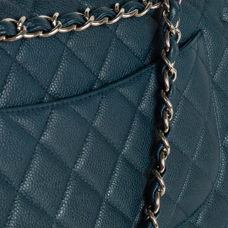 sac de seconde main timeless chanel  en cuir bleu défaut 2