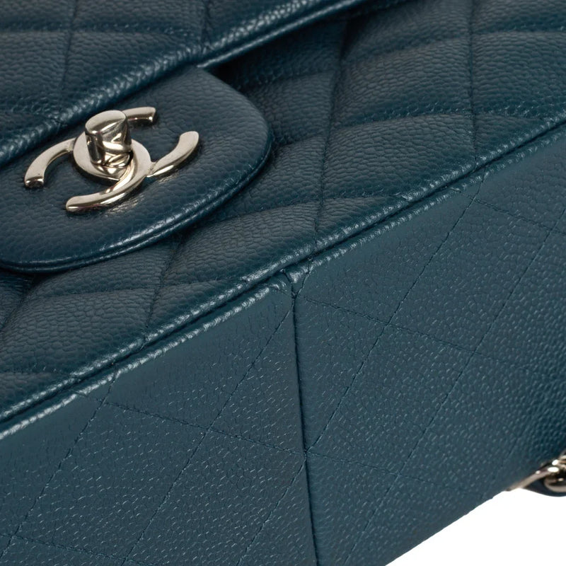 sac de seconde main timeless chanel  en cuir bleu défaut 3