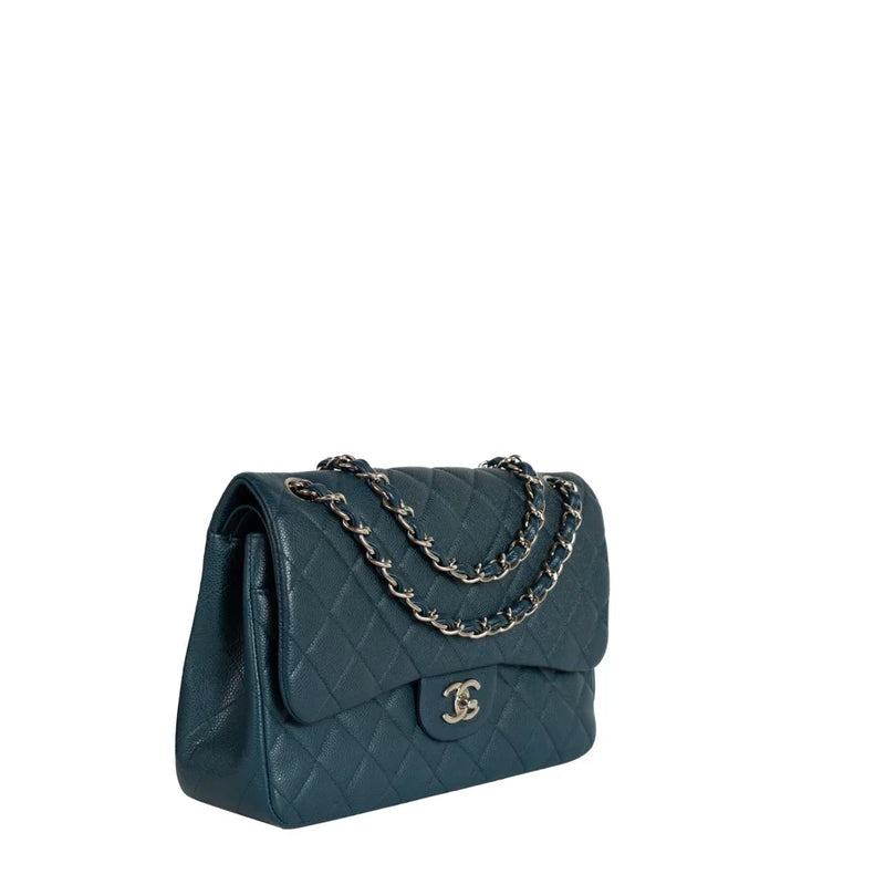 sac de seconde main timeless chanel  en cuir bleu côté